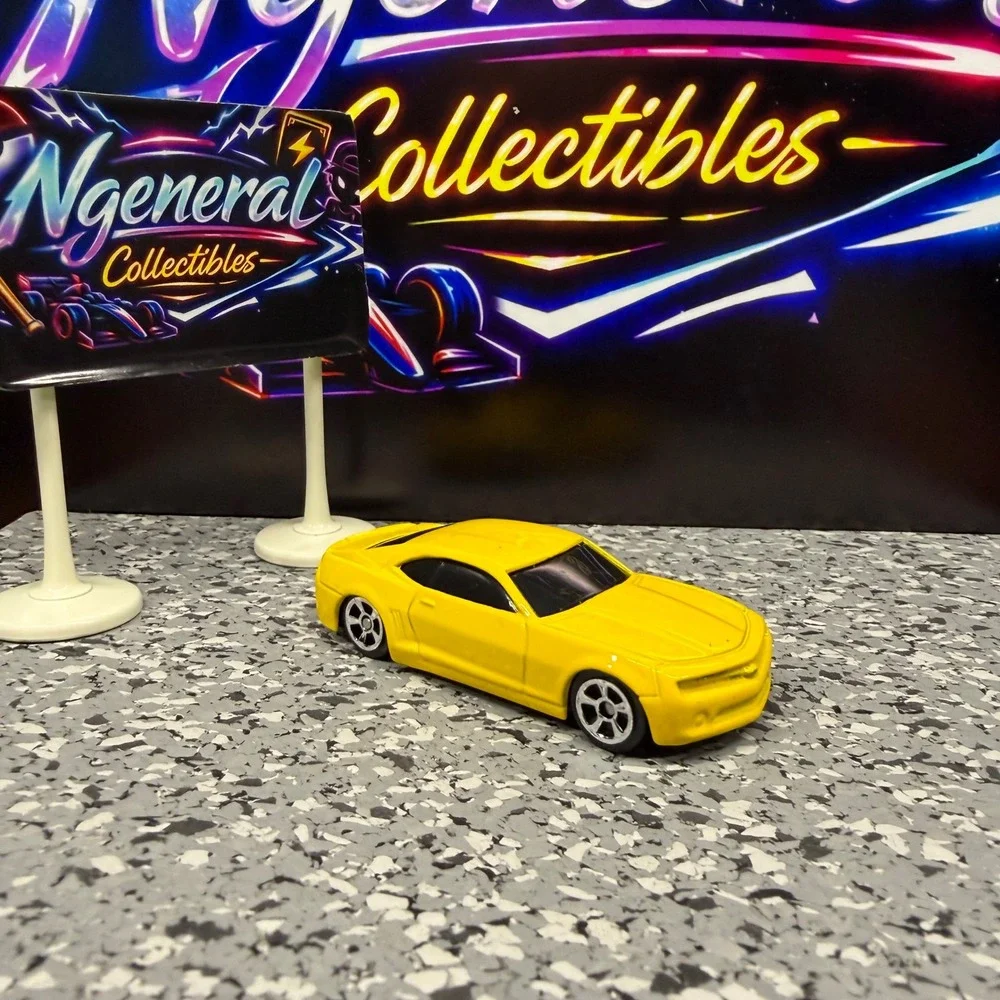 Maisto 2006 Chevrolet Camaro Concept Yellow Diecast Car 1/64 Scale Chevy Muscle